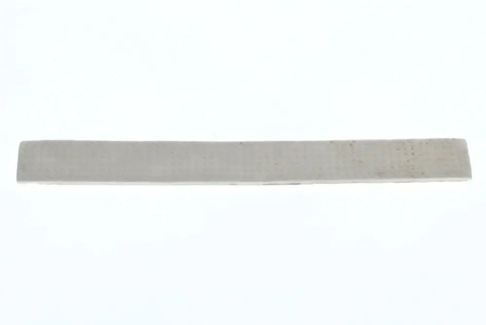 Weiße, flache Isolierplatte von Bosch, rechteckig und mit einer strukturierten Oberflächenbeschaffenheit.